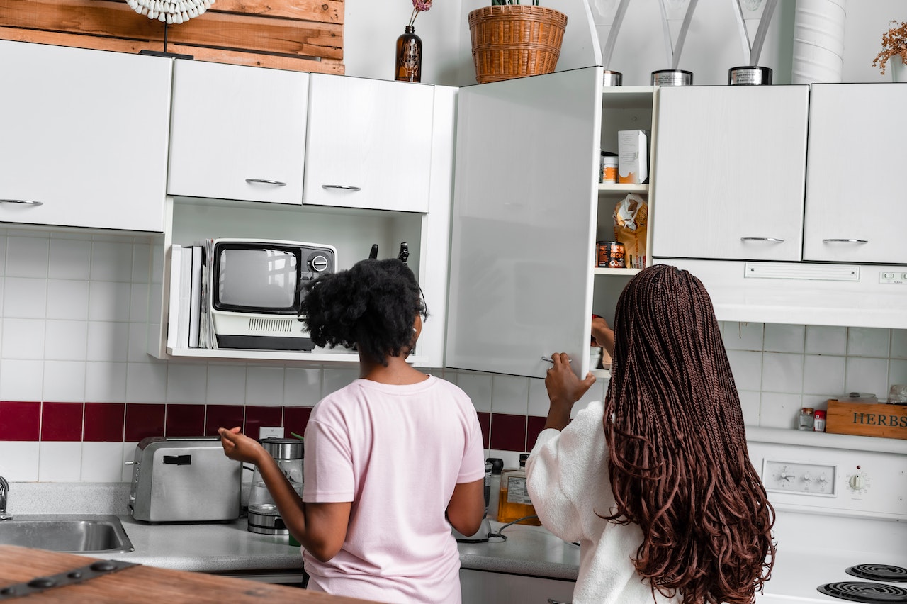 Women in the kitchen